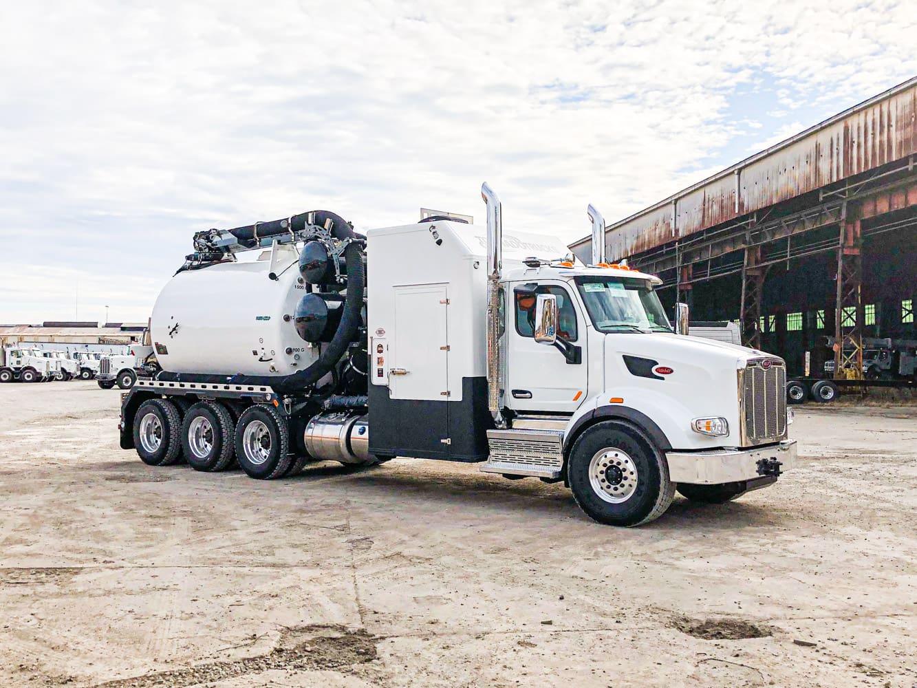 Tornado vac truck with rotating nozzle