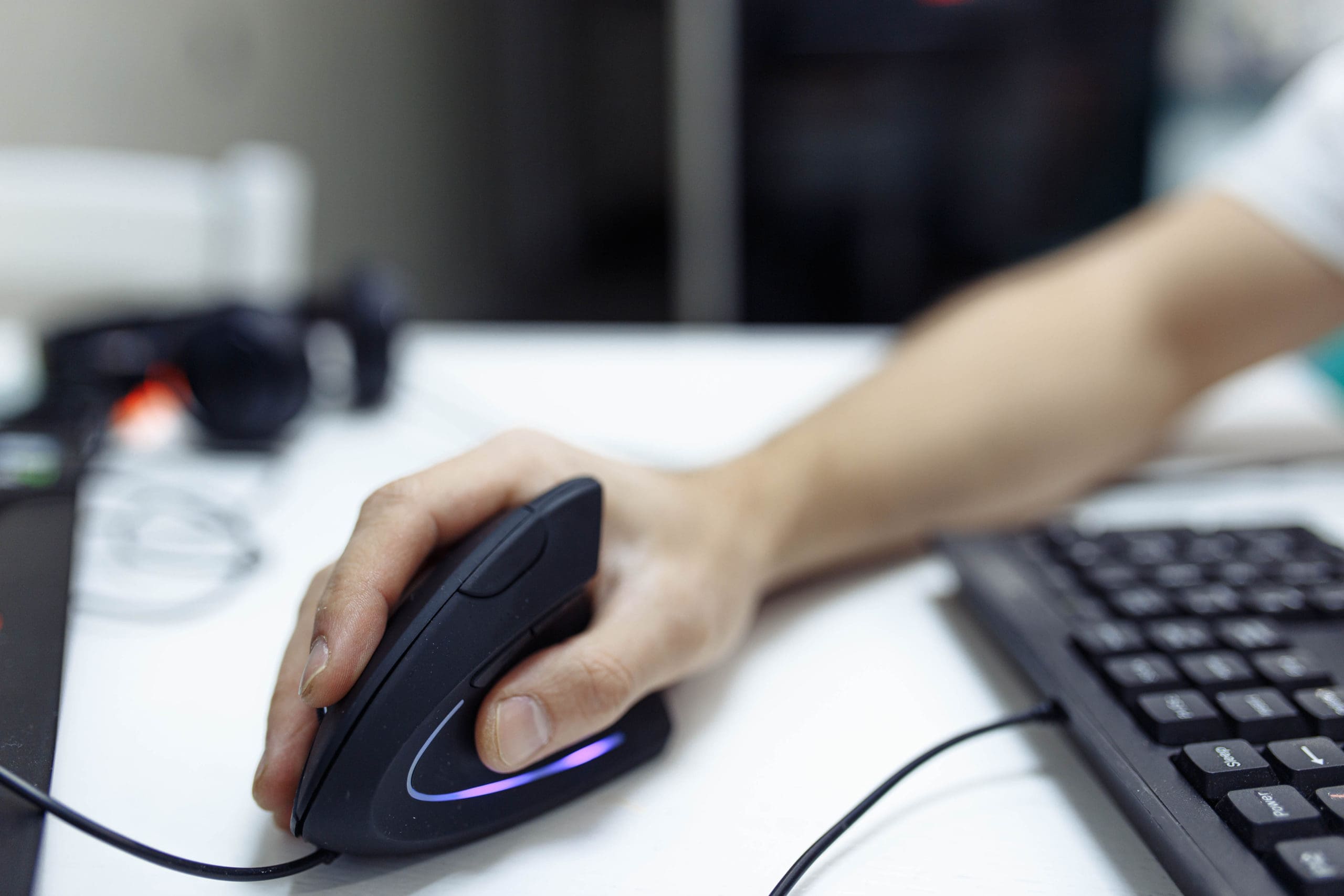 a hand using a vertical mouse, one of the EHS trends of 2021