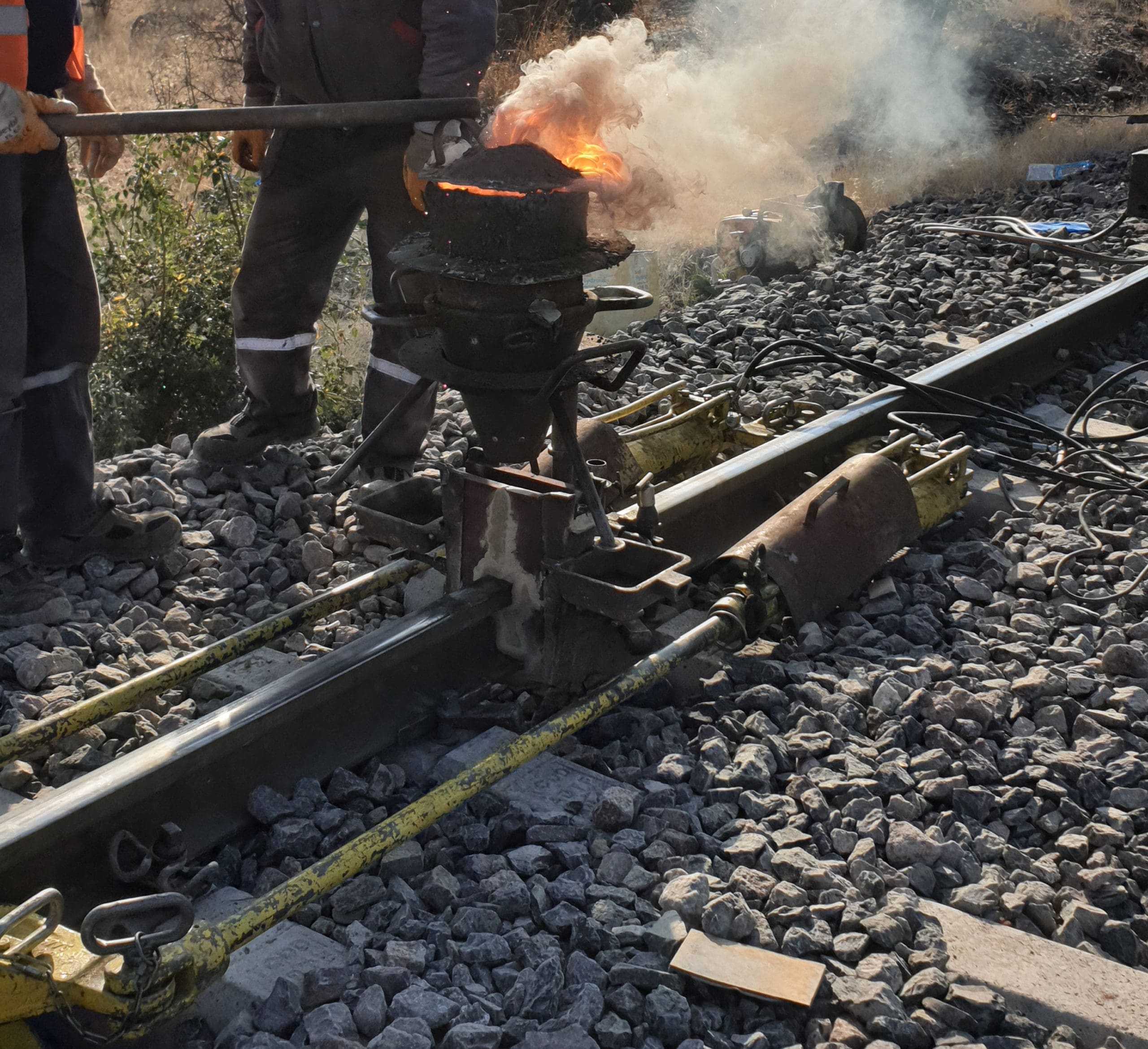 thermite welding rail together